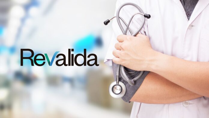 Profissional de saúde em jaleco branco com estetoscópio, simbolizando a certificação Revalida INEP em ambiente médico moderno.