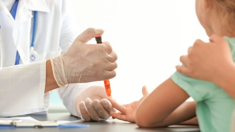 Saiba quando é o momento ideal para solicitar exames de triagem de diabetes em crianças e adolescentes e a importância da triagem precoce.