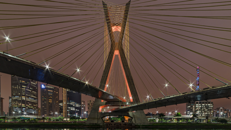 Ponte estaiada na cidade de São Paulo