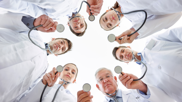 Imagem com médicos e estetoscópio para a câmera
