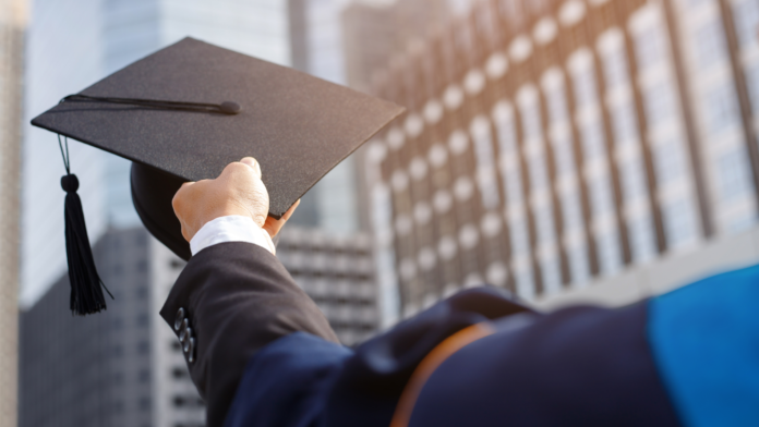 Pessoa segurando diploma