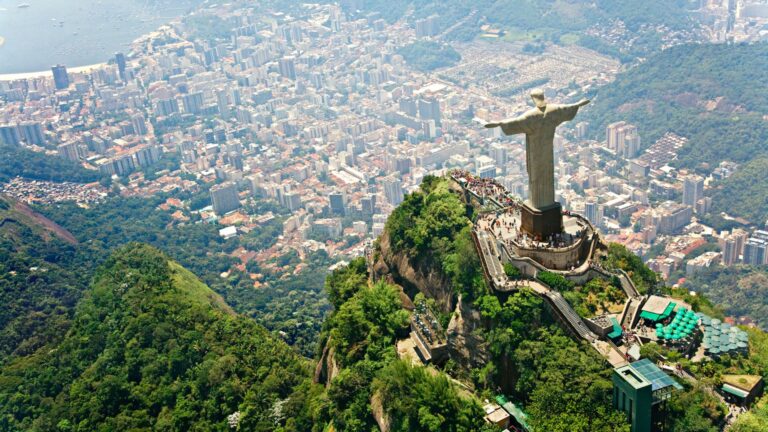 Foto do Cristo Redentor com a cidade do Rio de Janeiro ao frundo