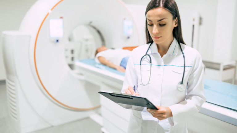 Médica com uma prancheta na mão e estetoscópio no pescoço.