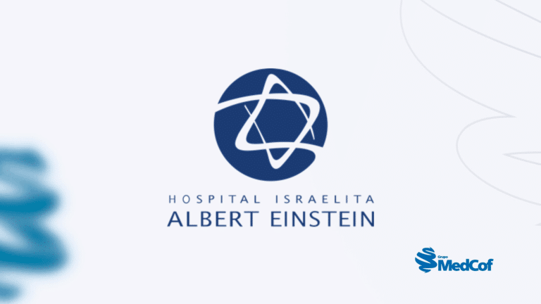 logo do hospital israelita albert einstein com a nomenclatura escrita embaixo. A esquerda está a o símbolo de furacação que representa o Grupo MedCof e no canto inferior direito está a logo completa da empresa, ambos em azul.