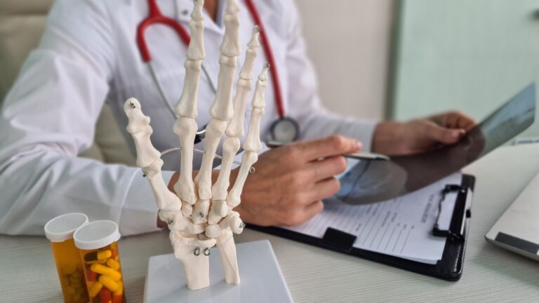 Dores articulares: diagnóstico de artrite reumatoide na clínica médica 