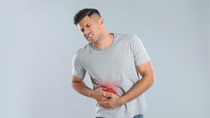 A imagem mostra uma pessoa aparentando sentir dor na região abdominal. As palavras-chave relacionadas incluem abdome agudo, abdome agudo obstrutivo e abdome agudo cirúrgico. Esses termos são usados frequentemente para descrever condições médicas que podem causar dor intensa e requerer avaliação médica imediata, muitas vezes envolvendo intervenções cirúrgicas.
