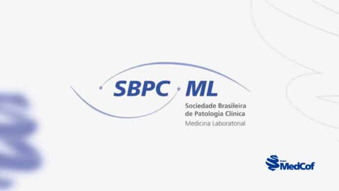 A imagem apresenta o logotipo da Sociedade Brasileira de Patologia Clínica (SBPC/ML) com destaque para as letras "SBPC/ML" em azul, acompanhadas da frase "Medicina Laboratorial". No canto inferior direito, está o logotipo do Grupo MedCof. A composição sugere uma associação com a área de patologia clínica, reforçando temas como medicina laboratorial, diagnóstico e saúde.
