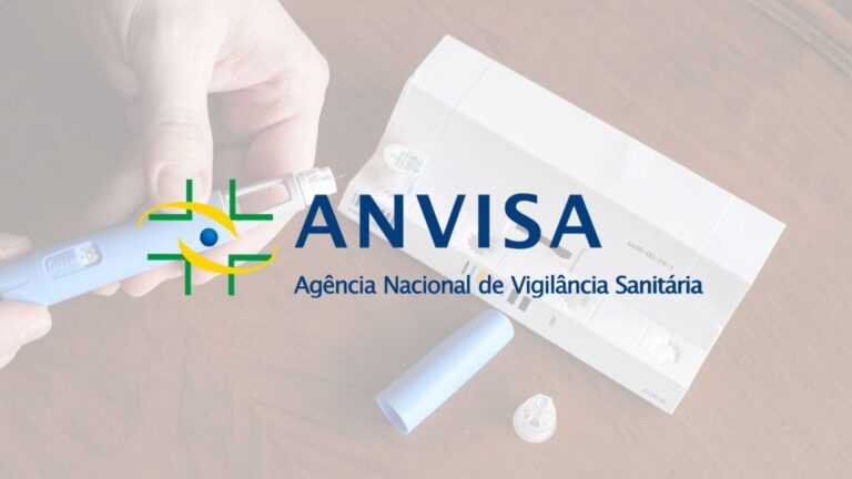 Logo da ANVISA sobre imagem mostrando uma caneta injetora ao lado de acessórios, relacionada à retenção de receitas para medicamentos à base de semaglutida e liraglutida, como Ozempic e Saxenda.