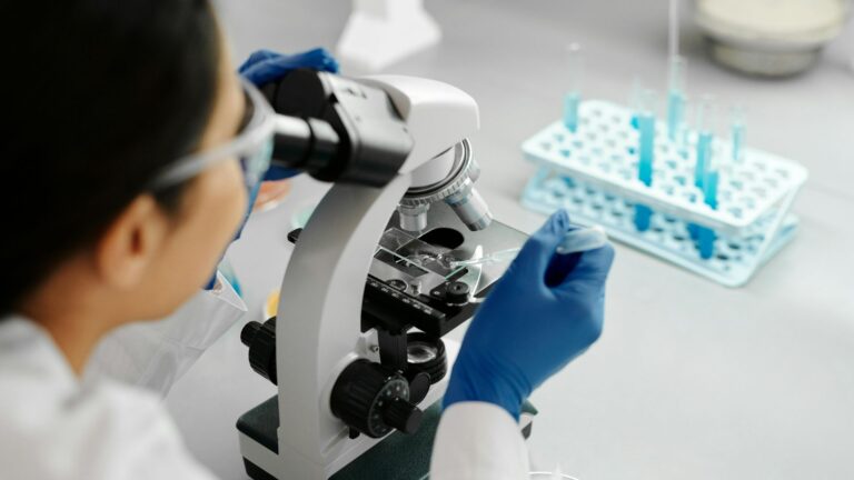 Genética Médica: conheça áreas de atuação, salário e tempo de residência