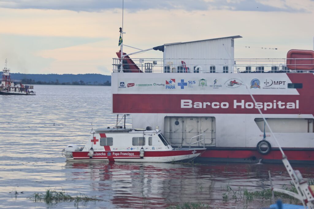 foto mostra barco hospital utilizado para os atendimentos às comunidades no rio Tapajós