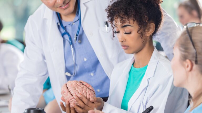 Enare, Enamed, Enade e Revalida: entenda as diferenças entre os exames
