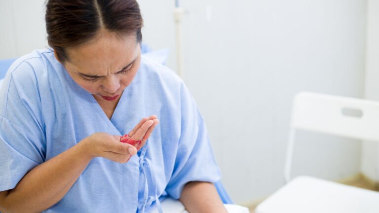 Hemoptise: veja o que é, causas, sintomas, tratamento e o que fazer