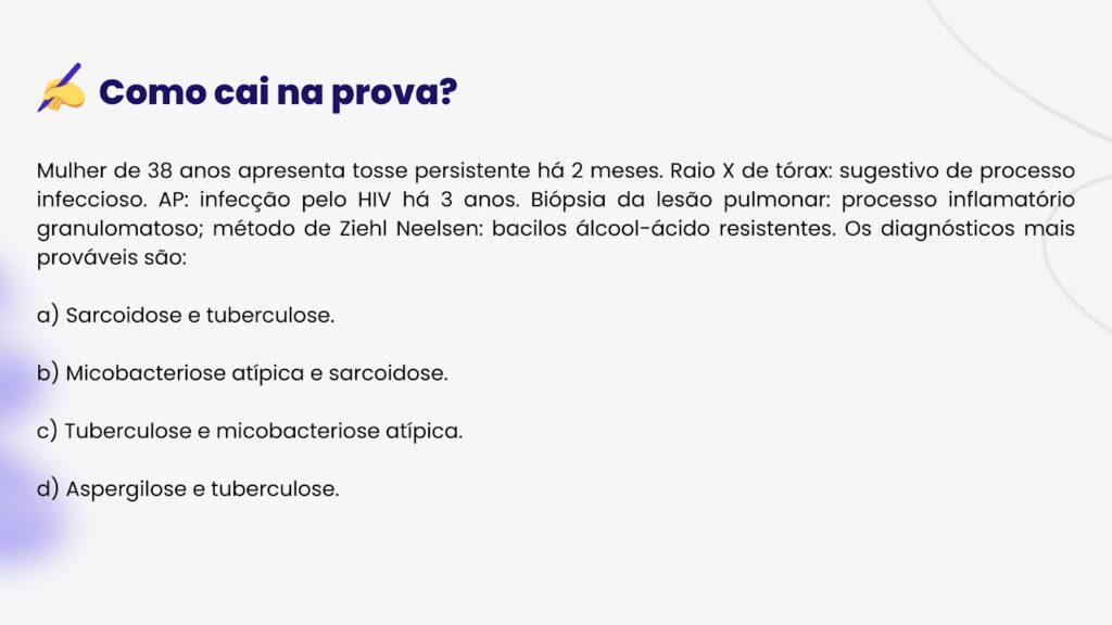 Slide educacional detalhando um caso clínico de paciente com tosse persistente e infecção por HIV. Inclui diagnóstico diferencial com opções como tuberculose e micobacteriose atípica, analisado através de métodos como Ziehl-Neelsen. Ideal para estudantes de medicina focados em doenças pulmonares infecciosas em pacientes imunocomprometidos. Design visual profissional com título 'Como cai na prova?' em negrito, ícone de lápis, fundo cinza e gradiente azul.