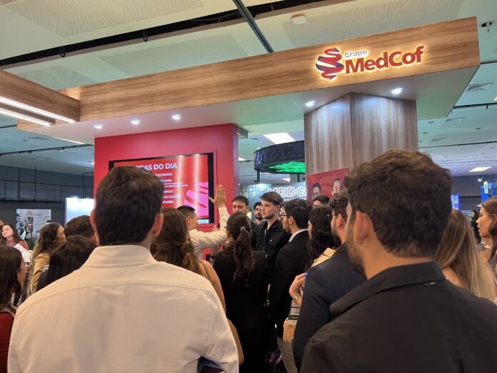 grupo de pessoas em frente ao estande da MedCof no 36º Congresso Brasileiro de Cirurgia