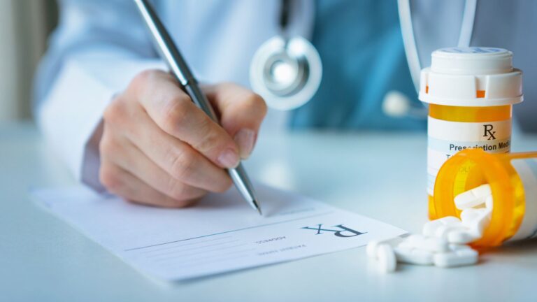Prescrição de antibióticos por enfermeiros é questionada pelo CFM