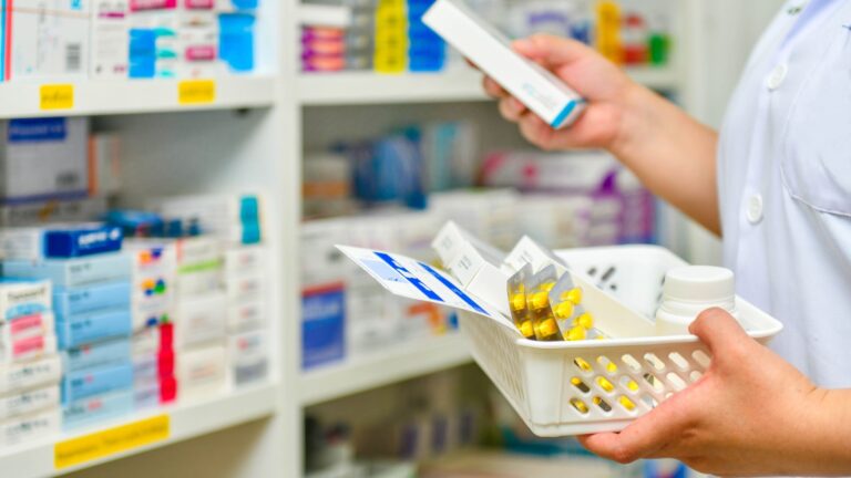 Venda de medicamentos em supermercados passa a exigir farmácia interna, decide Senado