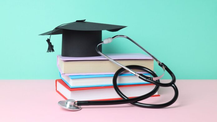 MEC atualiza regras para cursos de Medicina, permitindo instituições comunitárias oferecerem graduação e incluindo integração com SUS, saúde mental e mais qualidade.