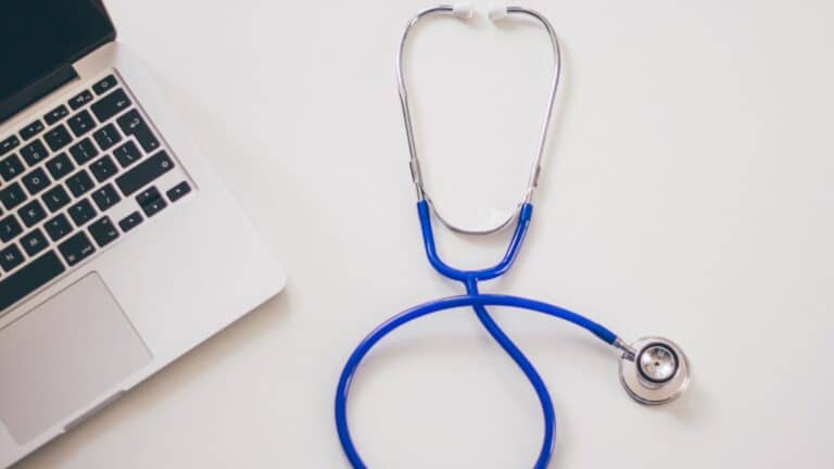 Inep abre seleção para médicos elaborarem questões do Revalida e Enamed 2025