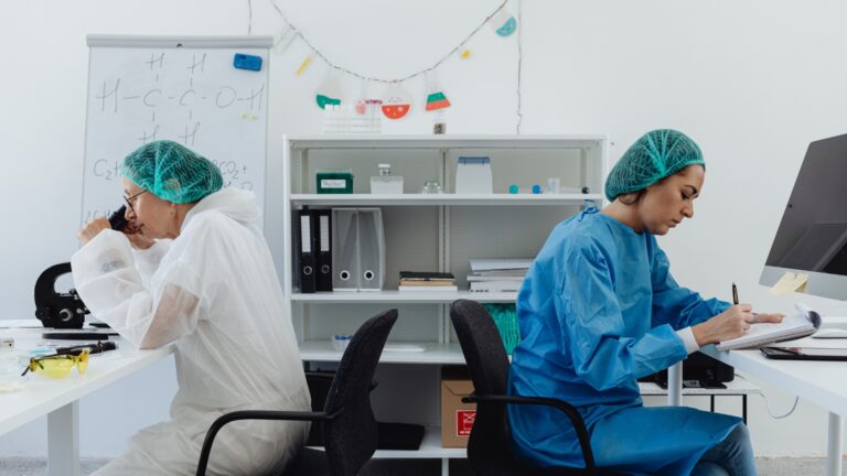 Qual a diferença entre especialização e residência médica? Guia completo