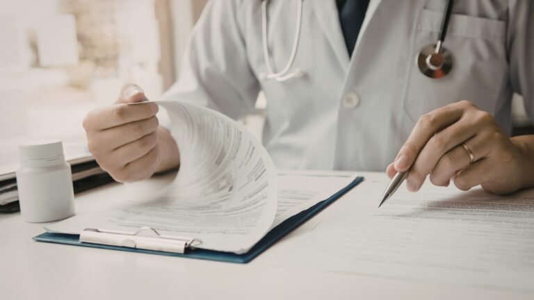 Prontuário médico: importância, normas e como preencher corretamente