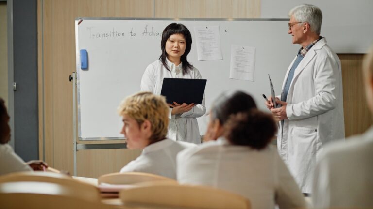 Entidades médicas querem impedir que alunos mal avaliados exerçam a profissão