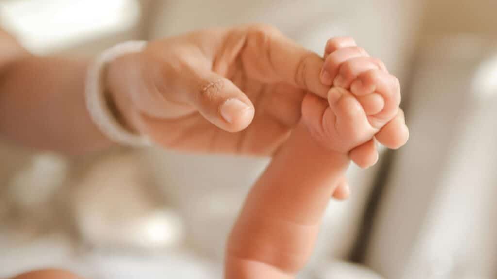 Anvisa aprova medicamento para prevenir VSR em recém-nascidos