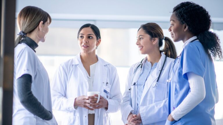 Senado aprova fracionamento de férias para médicos residentes; proposta segue para sanção