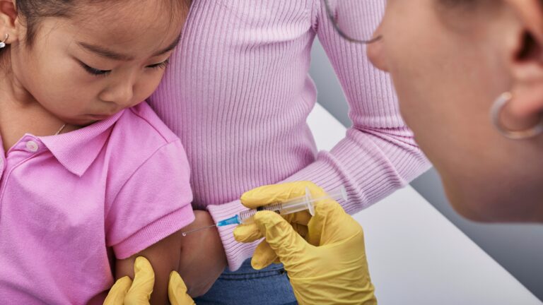 Ministério da Saúde retoma dose de reforço contra poliomielite aos 4 anos e altera calendário vacinal infantil