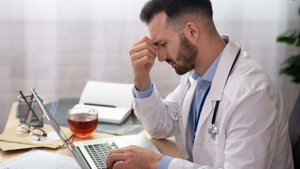CFM cria regras para punir empresas que atrasarem pagamento de médicos