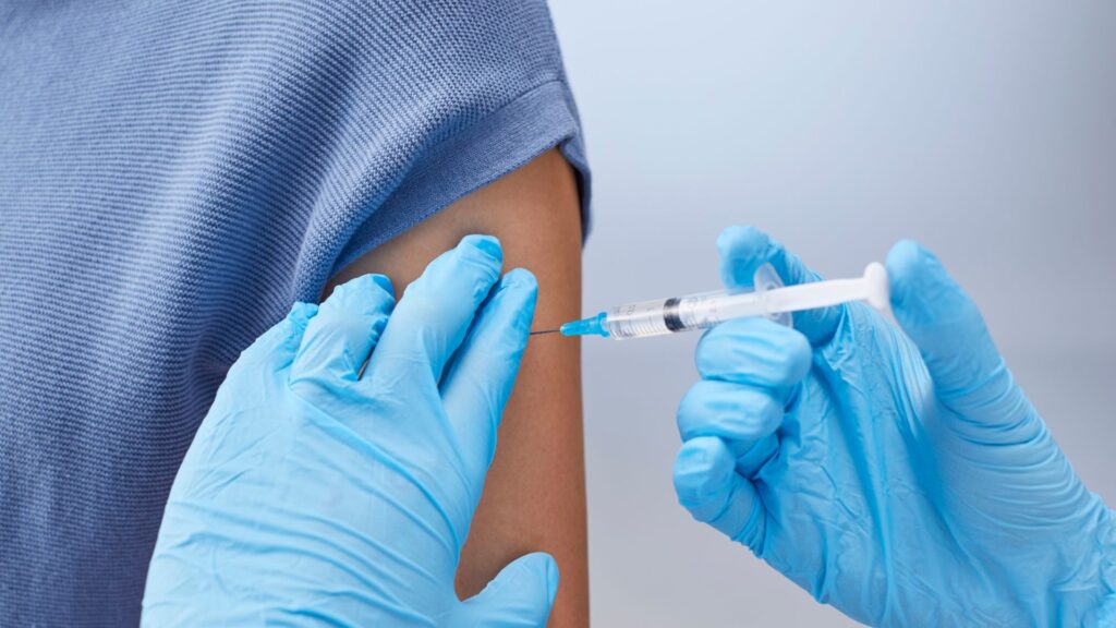Vacina contra HPV zera mortes por câncer de colo de útero em jovens na Inglaterra