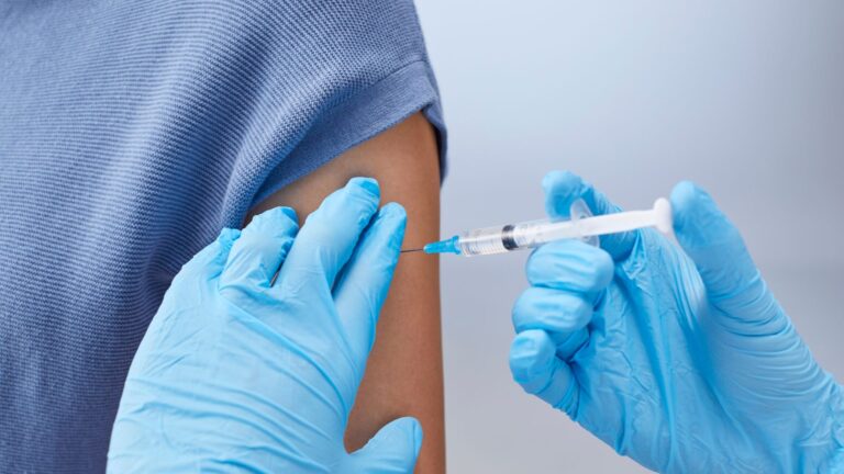 Vacina contra HPV zera mortes por câncer de colo de útero em jovens na Inglaterra
