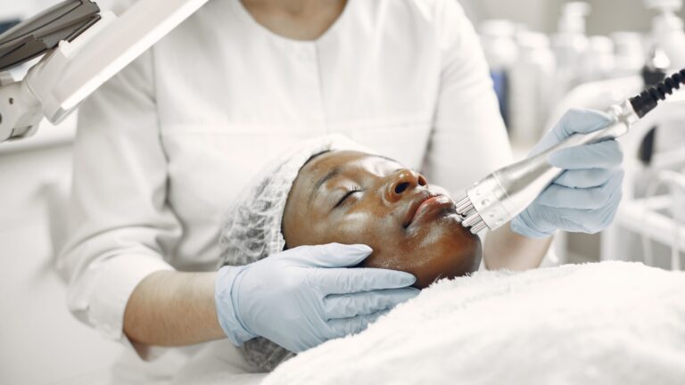 Quanto ganha um dermatologista? Salário, áreas lucrativas e mercado