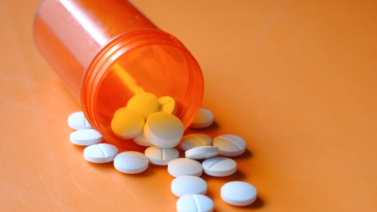 Discinesia tardia, intoxicação por lítio, síndrome serotoninérgica e síndrome neuroléptica maligna