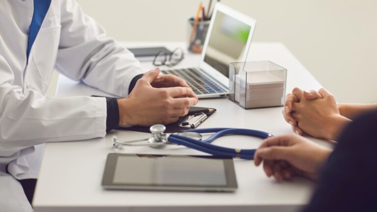 Médico CLT: direitos, jornada e diferença para o residente