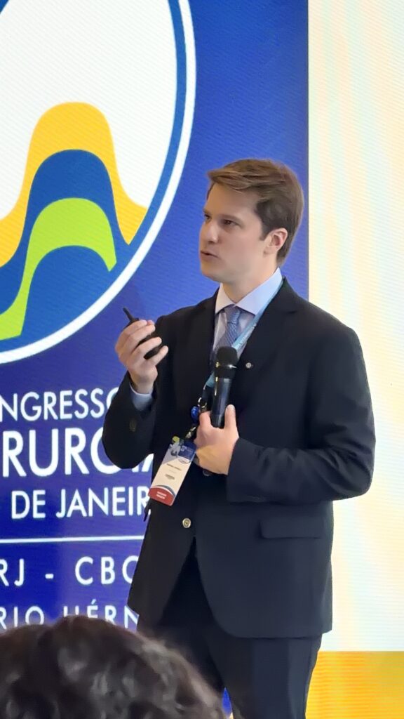 Dr. Henrique Lunardelli durante a palestra “Evolução da carreira médica no Brasil e a necessidade de Soft Skills para diferenciação no mercado”