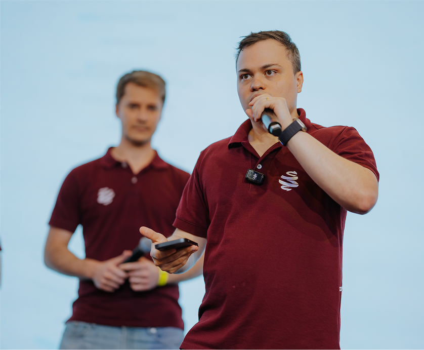 Grupo de médicos colaborando com tecnologia