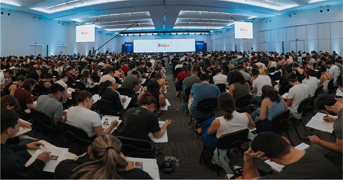 Auditório cheio durante a aplicação presencial do Simulado Tendências