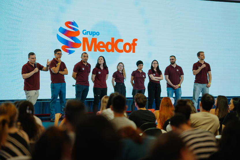 Médicos em uma conferência discutindo resultados